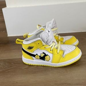 Yellow and black nike sneakers - NWOT